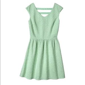 Patterned sleeveless dress with pattern back